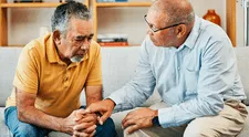 Este signo al hablar es un claro indicio de que el cerebro comienza envejecer en las personas