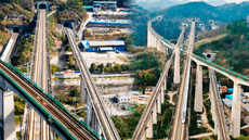 Impresionantes imágenes de puentes para trenes de alta velocidad que atraviesan montañas en China