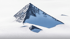 Las misteriosas 'pirámides' de la Antártida, lugar más frío de la Tierra, y su parecido con las de Egipto