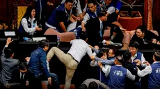 Diputado de Taiwán roba un proyecto de ley para que no sea aprobado y huye del Parlamento en medio de pelea