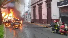Tacna: pasajeros se salvan de morir calcinados tras incendio de automóvil que chocó con palmera