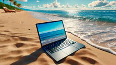 ¿Llevaste tu laptop a la playa? Aprende a limpiarla correctamente y evitar fallos por arena y humedad