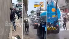 Hombre en cisterna arrojó agua a peatón que miccionaba en la vía pública: clip genera debate