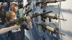 Florida propone reducir la edad mínima para comprar rifles a 18 años: reaviva debate sobre control de armas