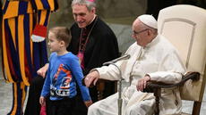 El emotivo gesto que tuvo el papa Francisco con un niño con autismo: “Si quiere jugar acá, déjalo”