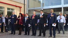 En homenaje al Día Internacional del Trabajador, izan pabellón nacional