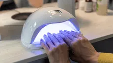 Científicos advierten que la radiación de las lámparas para el secado de esmalte de uñas alteran las moléculas de la piel