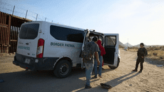 Inmigrante acepta deportación por 20 años de EEUU para sepultar a su hijo en México