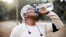 Beber agua no es la opción más efectiva para hidratarse, según un estudio: estas bebidas funcionan mejor