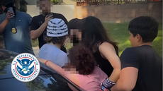 ICE arresta a madre inmigrante frente a sus hijos: “No vamos a dejarla ir, suelta a mi mamá”
