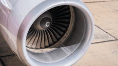 Hombre muere succionado por la turbina de un avión que iba a despegar en aeropuerto en Italia