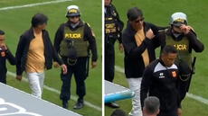 Ángel Comizzo fue expulsado ante Sporting Cristal, pero no se quiso ir y la policía tuvo que sacarlo