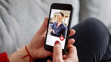 Justicia en España condena a hombre a dos años de cárcel por abuso sexual en cita concertada por Tinder