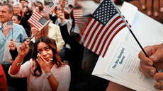 USCIS afirma que inmigrantes podrían perder su ciudadanía americana en EEUU por estas simples razones en 2025
