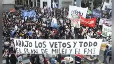 Médicos, jubilados y estudiantes marchan en Argentina contra Milei mientras el Congreso bloquea sus vetos