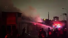 Vecinos exponen a mujer con casa de 4 pisos entre damnificados por incendio