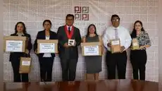 Presidente de la Corte Superior de Justicia de Piura entrega lanyerds a trabajadores por aniversario institucional