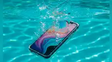 ¿Tu celular es resistente o a prueba de agua? Así puedes descubrirlo y evitar que se dañe al mojarlo