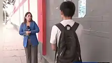 Niño asiste a clases presenciales sin saber del paro de transportistas y la reportera le da la noticia en vivo: "Tendrás que regresarte a tu casa solo"