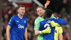 ¡Escándalo en la Premier League! Futbolista del Everton se fue expulsado de manera insólita por agredir a su propio compañero