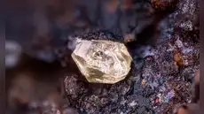 Científicos abrieron una roca lunar y se encontraron con una reliquia más antigua que la misma Luna