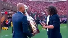 Carles Puyol se negó a levantar la Copa Libertadores en el Estadio Monumental