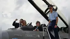 Milei presenta sus aviones cazas F16 que compró a Dinamarca y los bautiza como "ángeles protectores" de Argentina