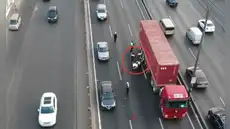 Joven en moto eléctrica muere arrollado por tráiler en la Panamericana Norte