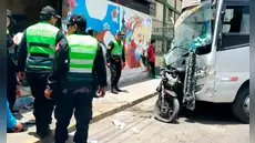 Conductor de combi choca contra pared de colegio, en medio del impacto un docente falleció
