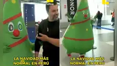 Mujer se disfraza de árbol de Navidad para recibir a su esposo en el aeropuerto y redes estallan: "Baila, arbolito, baila"