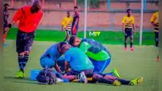 Jugador muere tras desplomarse en pleno partido de la segunda división de Burundi: se habría tragado una moneda