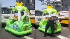 Peruano maneja carrito infantil en pleno tráfico de Lima y sorprende al detenerse para colocarle monedas