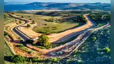 El país en plena guerra que hizo historia al crear un río de más de 130 kilómetros en el medio del desierto