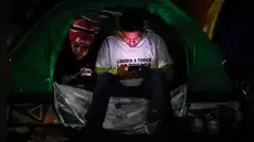 Familiares de presos políticos en Venezuela acampan fuera de las prisiones a la espera de próximas excarcelaciones