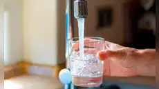 Científicos revelan el método práctico y casero para eliminar los microplásticos del agua potable