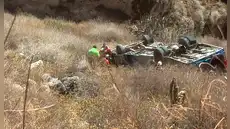 Continúan labores de rescate tras volcadura de bus que transportaba a trabajadores mineros en Arequipa