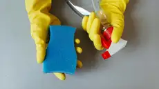 Este utensilio cotidiano de limpieza en la cocina libera millones de microplásticos en cada uso, según estudio