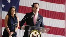 Bernie Navarro, embajador de EEUU, llegó a Perú junto a su esposa peruana: "Comeremos Chifa" Bernie Navarro, embajador de EEUU, llegó a Perú junto a su esposa peruana: "Comeremos Chifa"