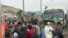 Transportistas bloquean av. Néstor Gambetta tras ataque a cobradora de combi en Ventanilla