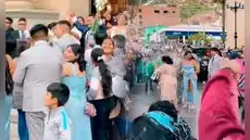 Invitados de una boda son sorprendidos con baldes de agua a la salida de la iglesia