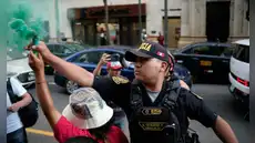 Policía quita bengala y se burla de manifestantes durante protesta contra ''albergue'' de Milagros Jaúregui