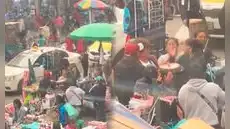 Vendedoras ambulantes sorprenden a su compañera con pastel y le cantan 'Happy Birthday' en plena calle por su cumpleaños: "La verdadera amistad"