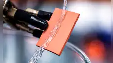 Científicos de EE.UU. crean un material 'imposible' de mojar y capaz de soportar agua caliente de 90 °C sin perder calidad