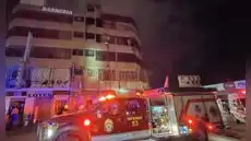 Juliaca: bomberos combaten incendio en quinto piso con sogas y reclaman camión con escalera