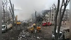Rusia lanza oleada de misiles contra Ucrania: ataque deja al menos 12 muertos y un edificio residencial en escombros