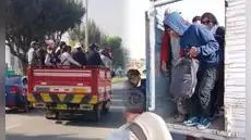 Arequipa: pasajeros viajan en camiones tras paralización de transportistas por alza de combustible