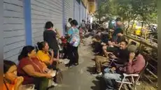 Padres pasan la noche afuera de colegio en San Juan de Lurigancho para asegurar vacantes en inicio del año escolar Padres pasan la noche afuera de colegio en San Juan de Lurigancho para asegurar vacantes en inicio del año escolar