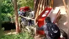 Ataúd cae al río tras colapso de puente peatonal en Jaén mientras era trasladado por familiares