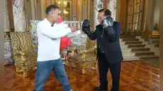 José María Balcázar aparece en Kick boxeando con alcalde de Ate en plena crisis de inseguridad y asesinatos