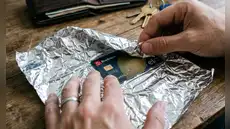 Cubren tarjetas bancarias con papel de aluminio: ¿para qué sirve y qué tan efectivo es contra fraudes?